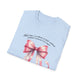 T-shirt bleu clair plié avec un nœud rose aquarelle et l'inscription Tout don excellent.