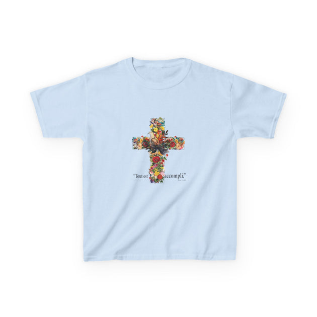 T-shirt bleu clair pour enfant avec une croix fleurie et l'inscription Tout est accompli.