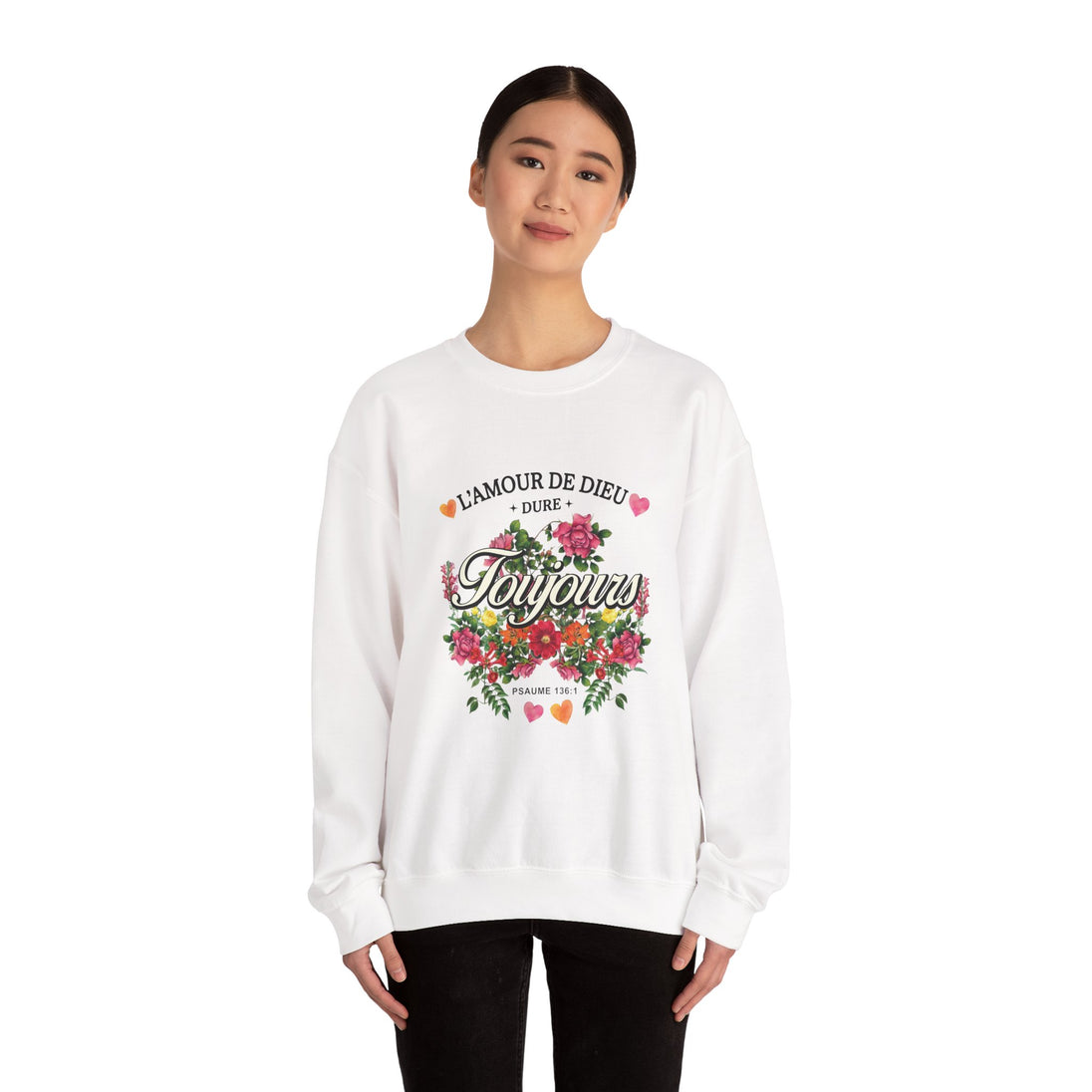 Sweatshirt blanc femme avec fleurs et texte L’Amour de Dieu dure Toujours, style vintage.