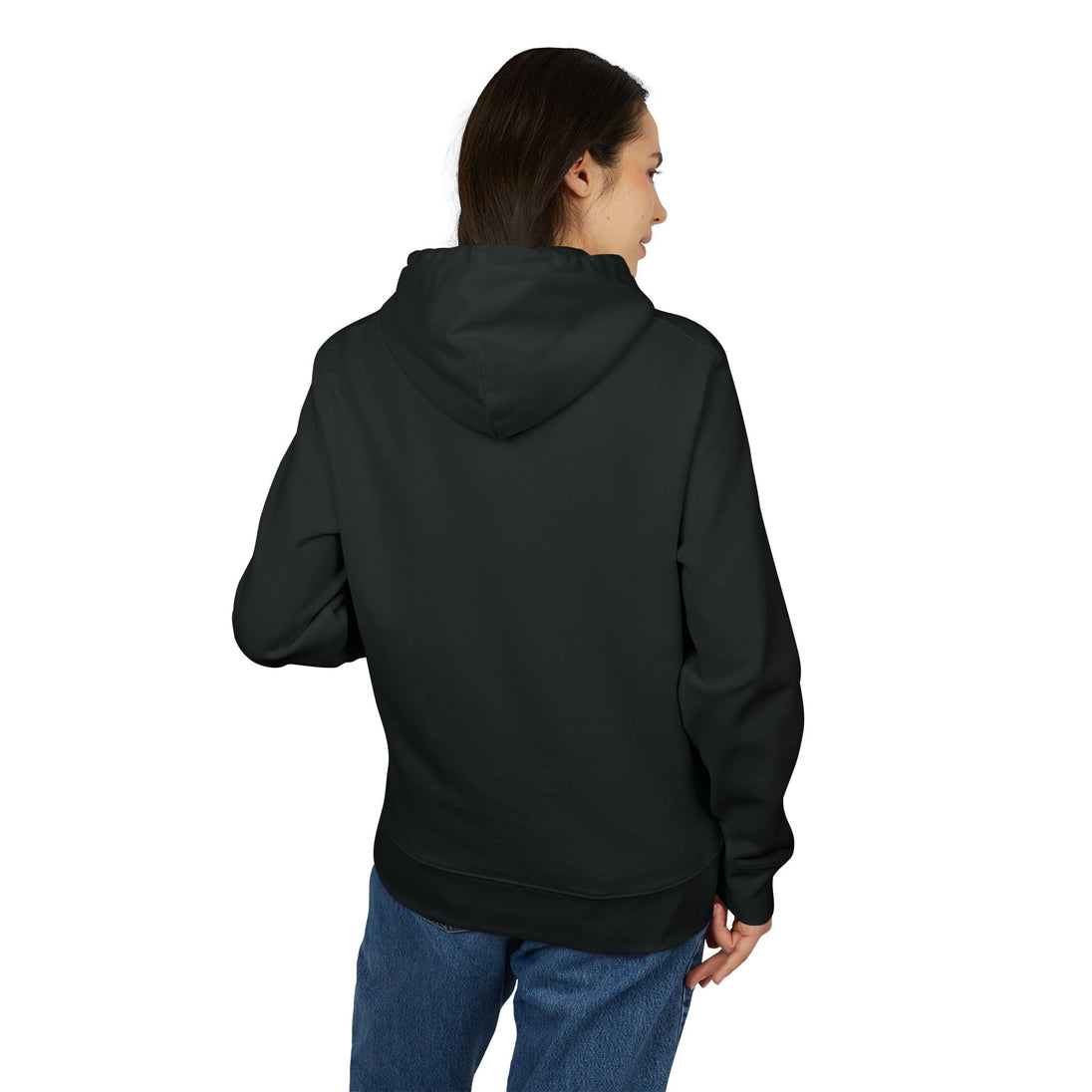 Une femme porte un sweat à capuche noir uni vu de dos.