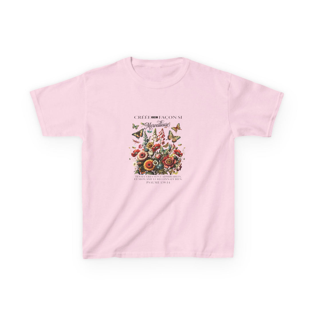 T-shirt rose pour enfant orné d'un motif floral vintage avec des papillons et un texte religieux.