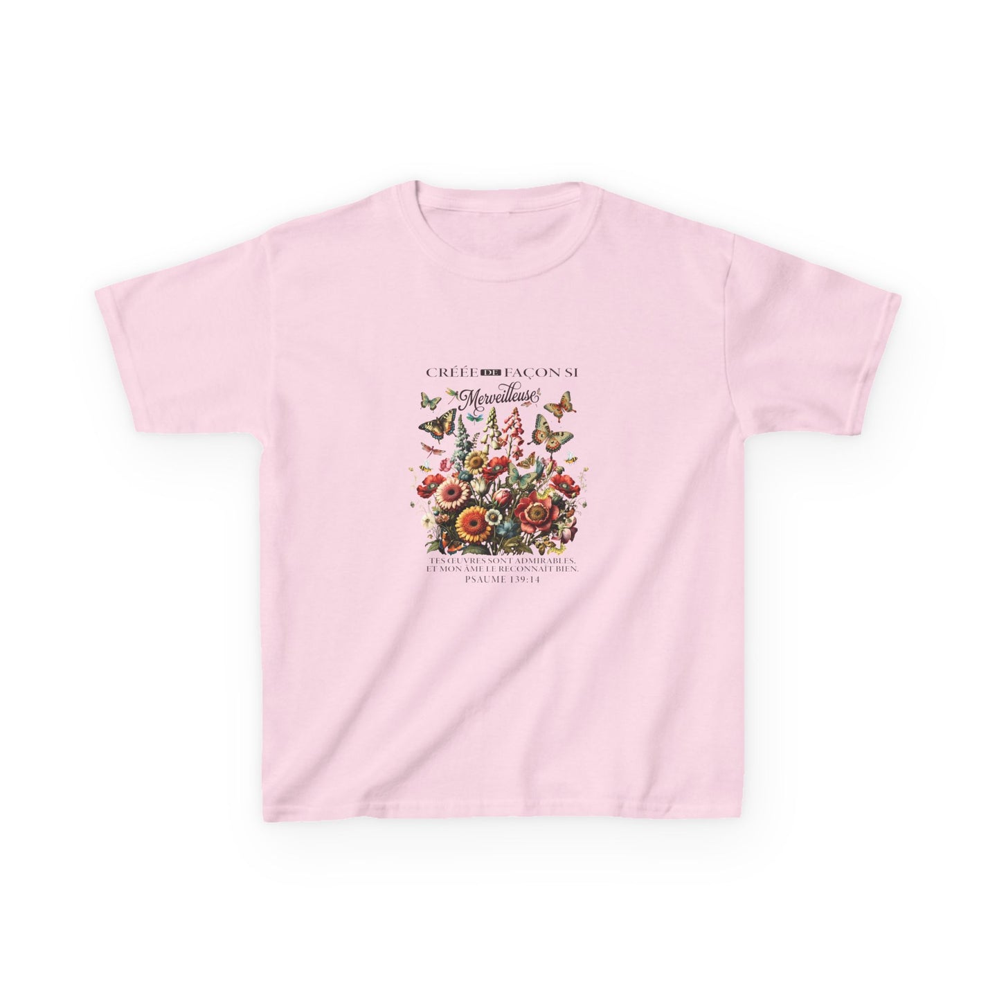 T-shirt rose pour enfant orné d'un motif floral vintage avec des papillons et un texte religieux.