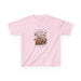 T-shirt rose pour enfant orné d'un motif floral vintage avec des papillons et un texte religieux.