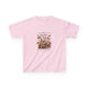 T-shirt rose pour enfant orné d'un motif floral vintage avec des papillons et un texte religieux.