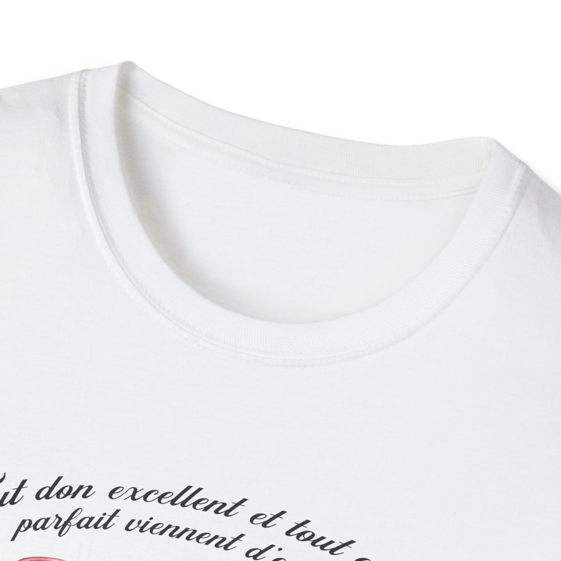 T-shirt blanc pour femme avec une inscription calligraphiée sur la poitrine.