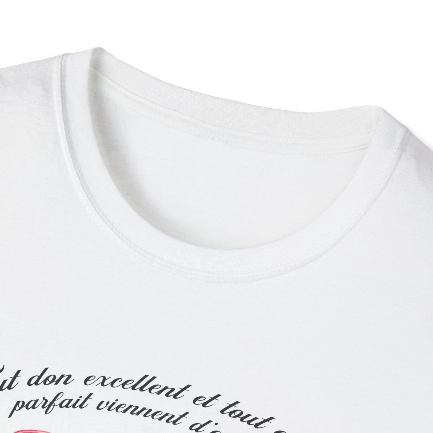 T-shirt blanc pour femme avec une inscription calligraphiée sur la poitrine.