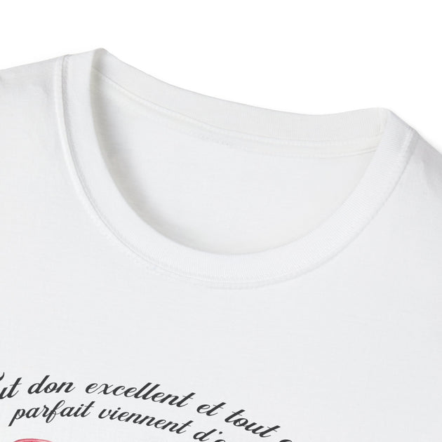T-shirt blanc pour femme avec une inscription calligraphiée sur la poitrine.