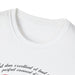 T-shirt blanc pour femme avec une inscription calligraphiée sur la poitrine.