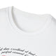 T-shirt blanc pour femme avec une inscription calligraphiée sur la poitrine.
