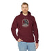 Un homme porte un sweat à capuche bordeaux avec une illustration de corbeau et un texte religieux.