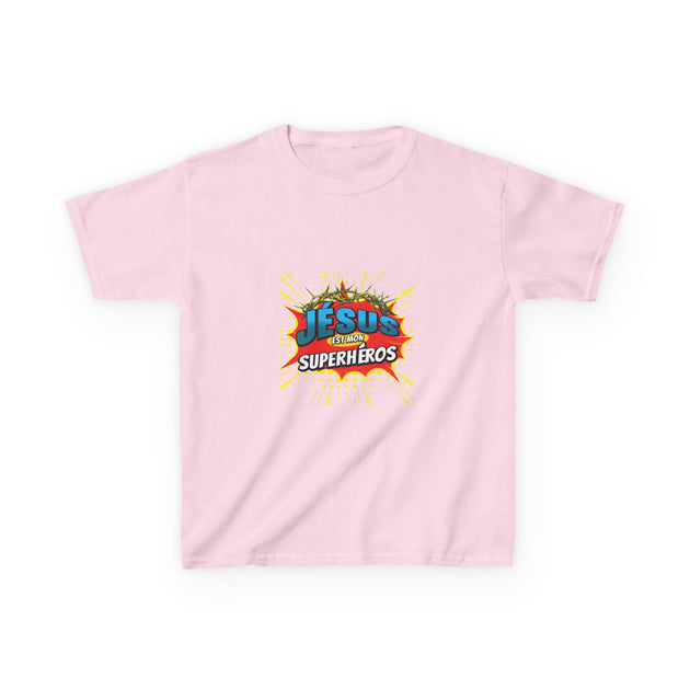 T-shirt rose pour enfant avec une illustration style bande dessinée Jésus est mon superhéros.