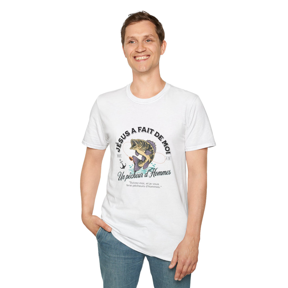 T-shirt blanc pour homme avec illustration de pêche et texte biblique en français.