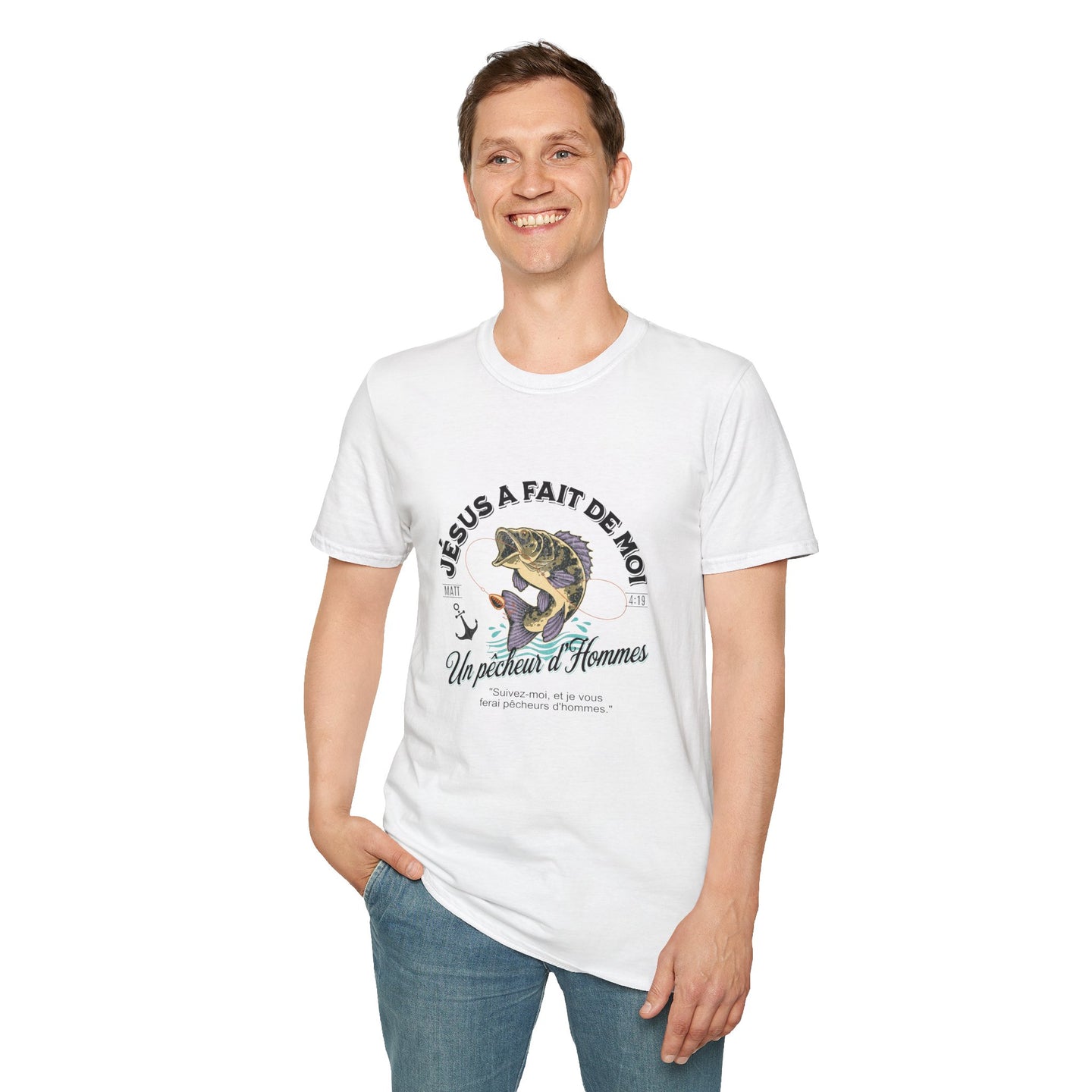 T-shirt blanc pour homme avec illustration de pêche et texte biblique en français.