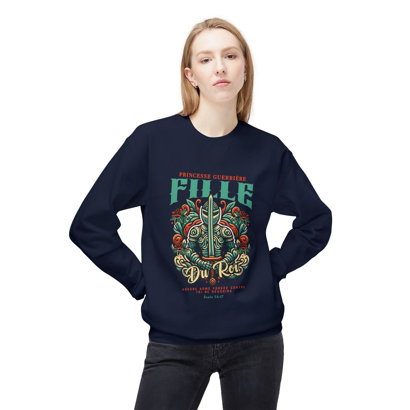 Une femme porte un sweat-shirt bleu marine avec une illustration de chevalier et un texte religieux.