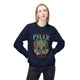 Une femme porte un sweat-shirt bleu marine avec une illustration de chevalier et un texte religieux.