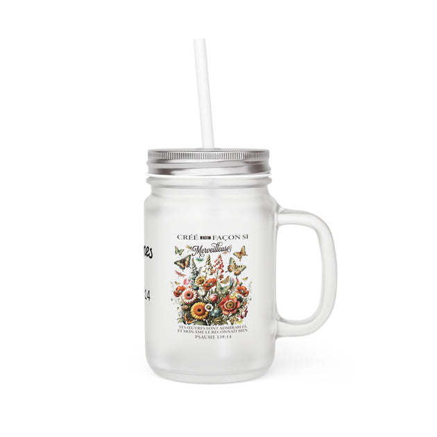 Chope en verre dépoli avec couvercle, paille et illustration florale avec un verset biblique.