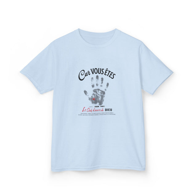 T-shirt bleu clair pour enfant avec une empreinte de main et le texte Car vous êtes le chef-d'œuvre.