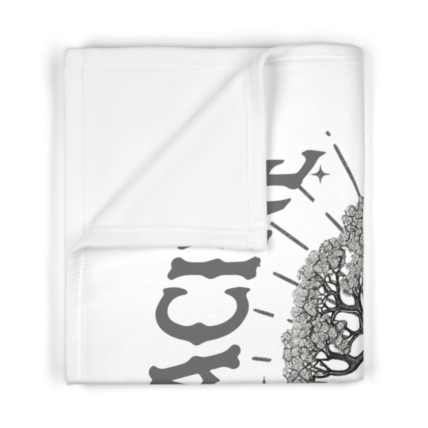 Couverture blanche pour bébé ornée d'un motif d'arbre et de texte gris.