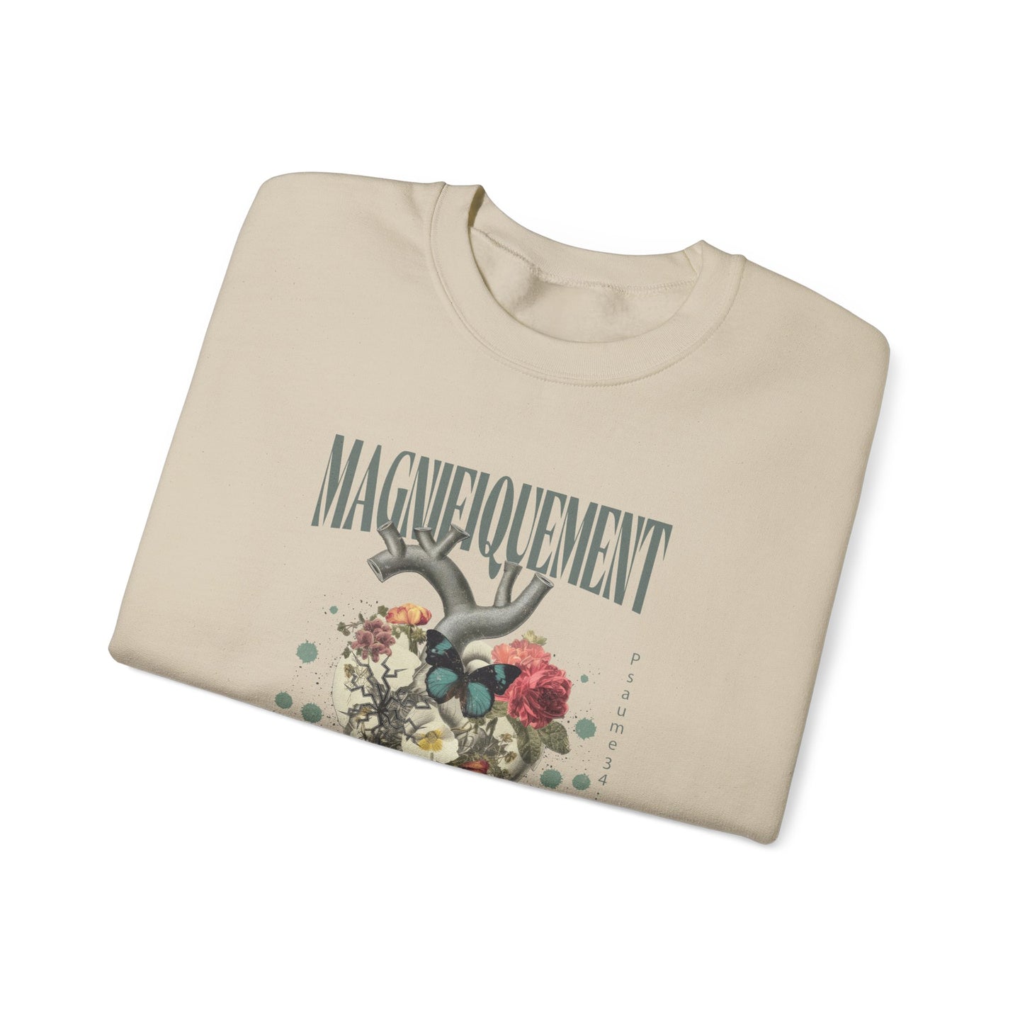 Sweat-shirt beige plié avec une illustration de cœur floral, un papillon et le mot Magnifiquement.