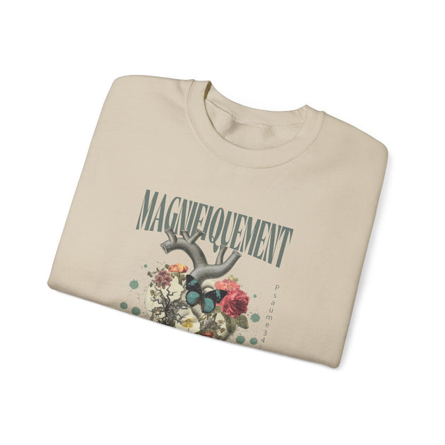 Sweat-shirt beige plié avec une illustration de cœur floral, un papillon et le mot Magnifiquement.