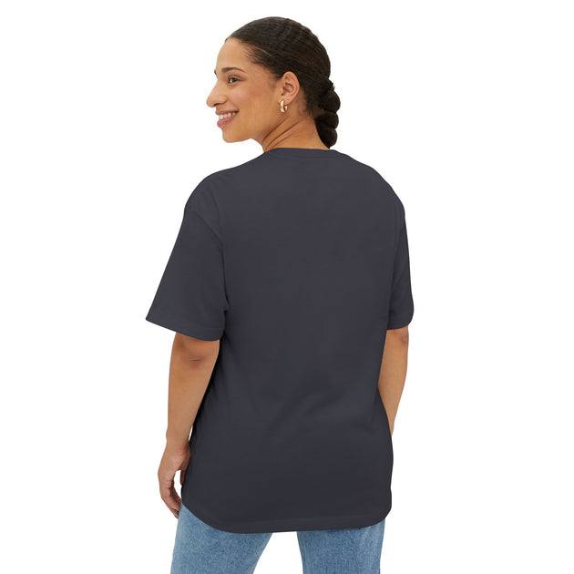 Une femme porte un t-shirt gris anthracite ample à coupe carrée vu de dos.