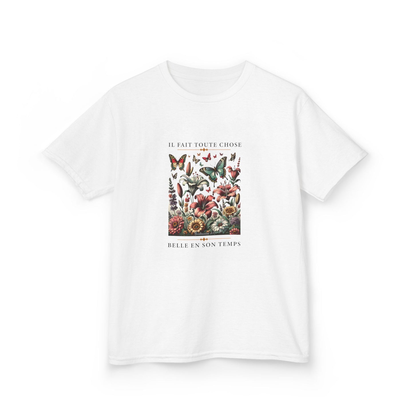 T-shirt blanc pour enfant avec une illustration de fleurs et papillons et une inscription française.