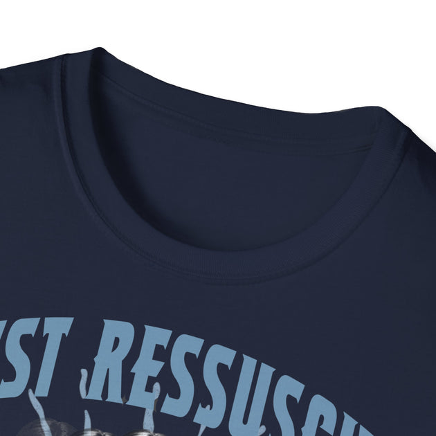 T-shirt bleu marine pour homme avec l'inscription Il est ressuscité en lettres bleues claires.