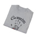 T-shirt gris pour femme avec l'inscription Car vous êtes et une empreinte de main avec un cœur.