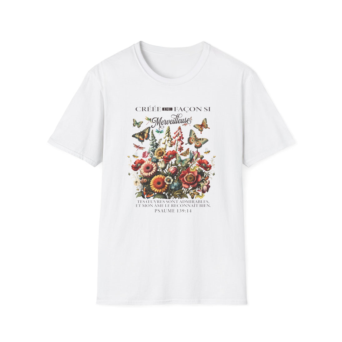 T-shirt blanc pour femme orné d'un bouquet de fleurs colorées, de papillons et d'un verset biblique.