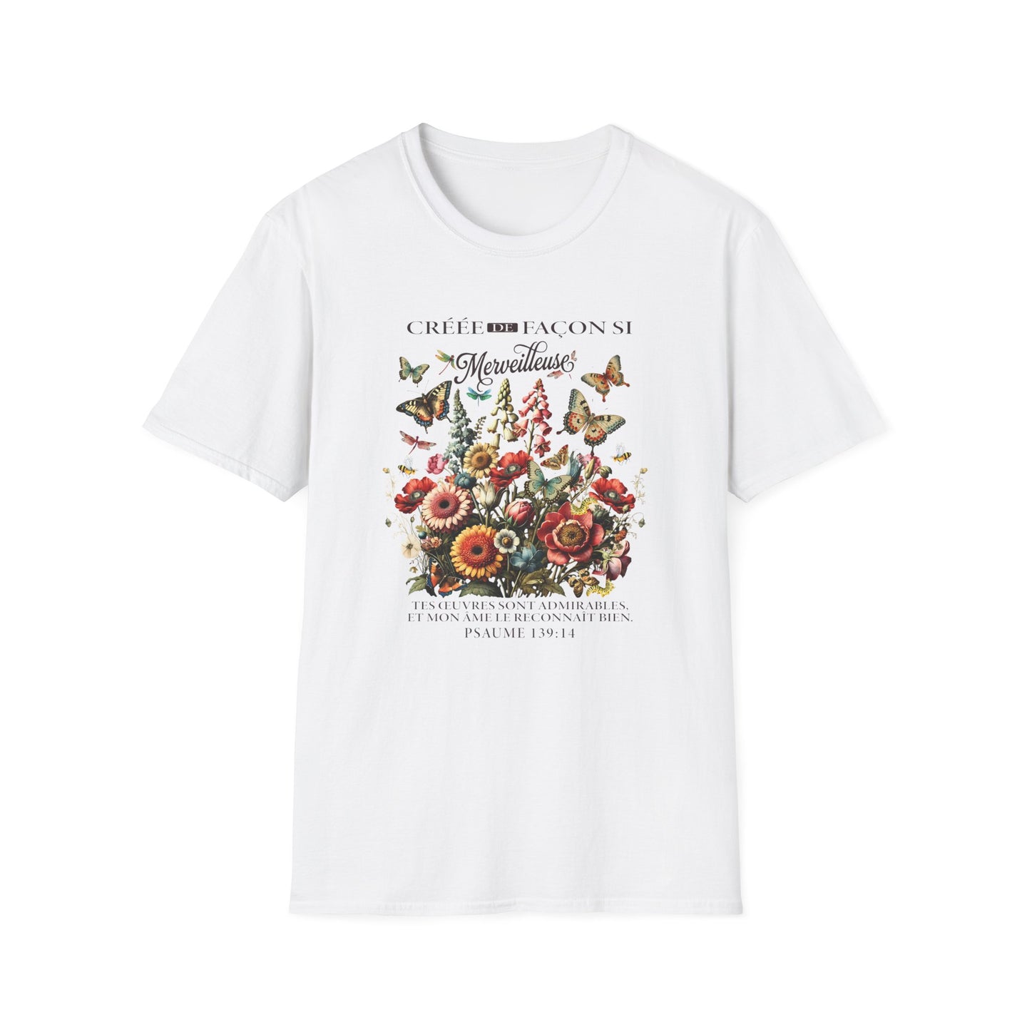 T-shirt blanc pour femme orné d'un bouquet de fleurs colorées, de papillons et d'un verset biblique.