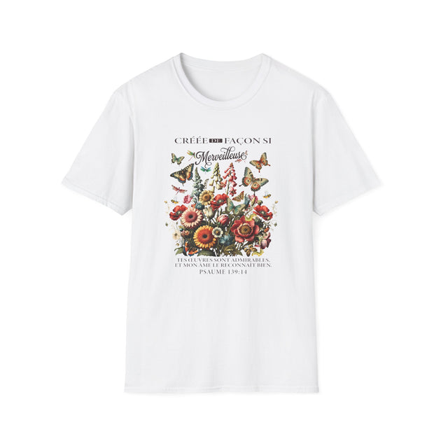 T-shirt blanc pour femme orné d'un bouquet de fleurs colorées, de papillons et d'un verset biblique.