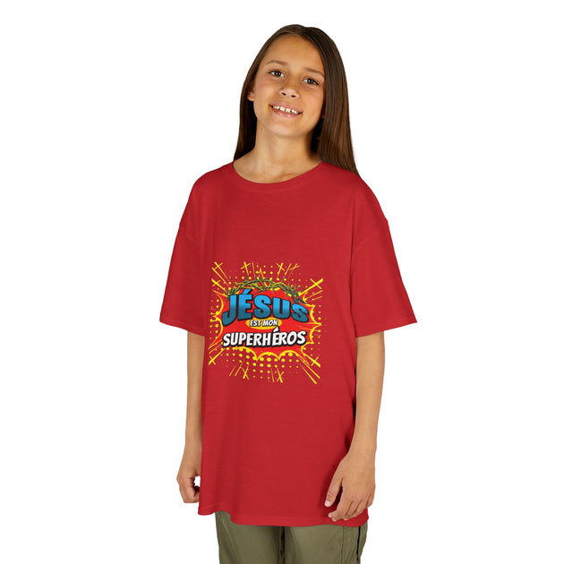 Une jeune fille porte un t-shirt rouge avec l'inscription Jésus est mon superhéros.