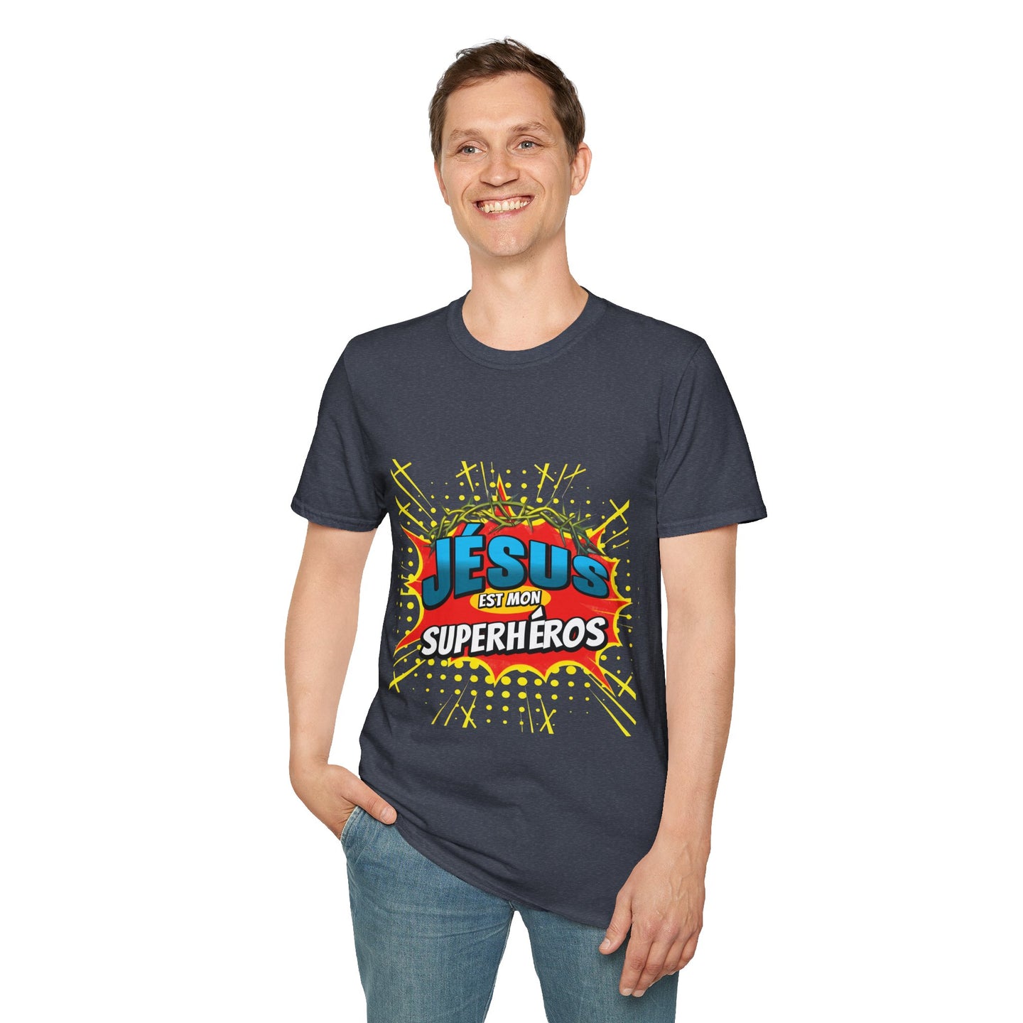 Un homme porte un t-shirt bleu marine avec le motif Jésus est mon superhéros en style pop-art.