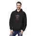 Un homme porte un sweat à capuche noir avec un motif chrétien représentant un cœur entouré d'épines.