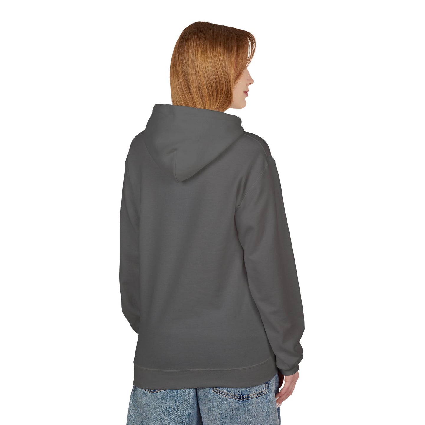 Une femme porte un sweat à capuche gris uni de coupe décontractée vu de dos.