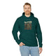 Un homme porte un sweat à capuche vert foncé avec une illustration de paysage et un texte religieux.