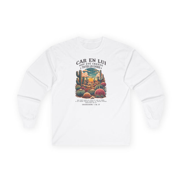 T-shirt blanc à manches longues pour femme avec une illustration de désert et un texte biblique.