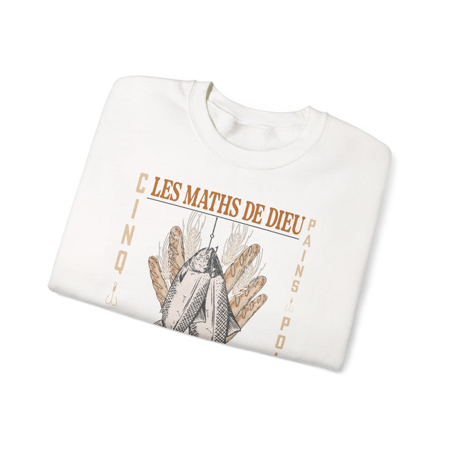 Sweat-shirt blanc plié avec une illustration de poissons, de pains et l'inscription Les Maths de Dieu.