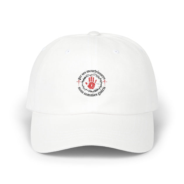 Casquette blanche en coton avec un logo imprimé représentant une main rouge et du texte français.