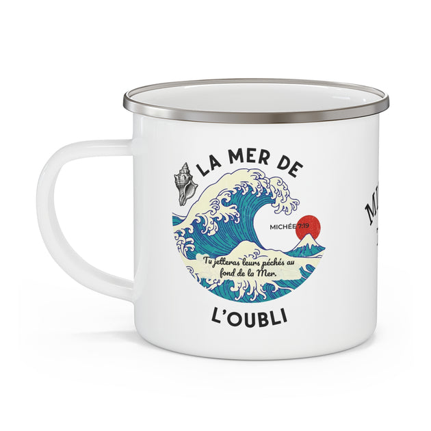 Tasse de camping en émail blanc avec une illustration de vague japonaise et un texte religieux.
