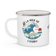 Tasse de camping en émail blanc avec une illustration de vague japonaise et un texte religieux.