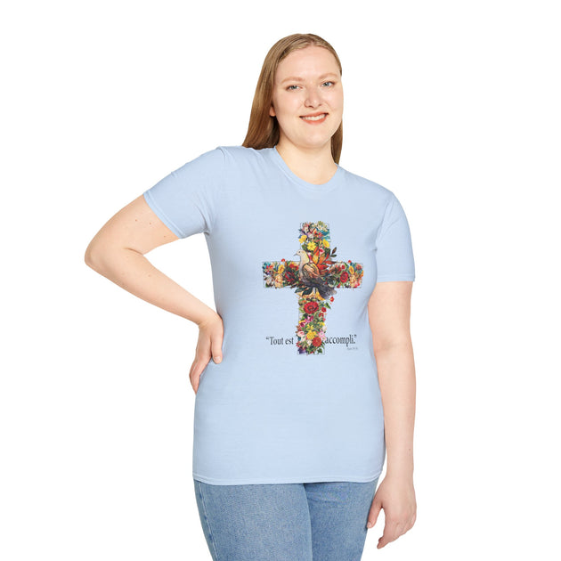 Une femme porte un t-shirt bleu clair orné d'une croix fleurie et du texte Tout est accompli.
