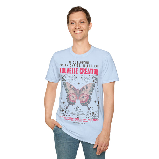 Un homme porte un t-shirt bleu clair avec un papillon et le verset biblique 2 Corinthiens 5:17.