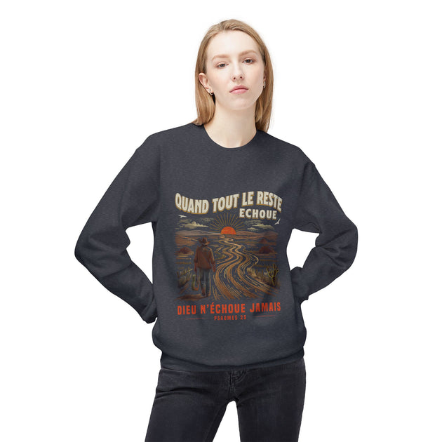 Une femme porte un sweat-shirt gris foncé avec une illustration de cowboy et un message religieux.