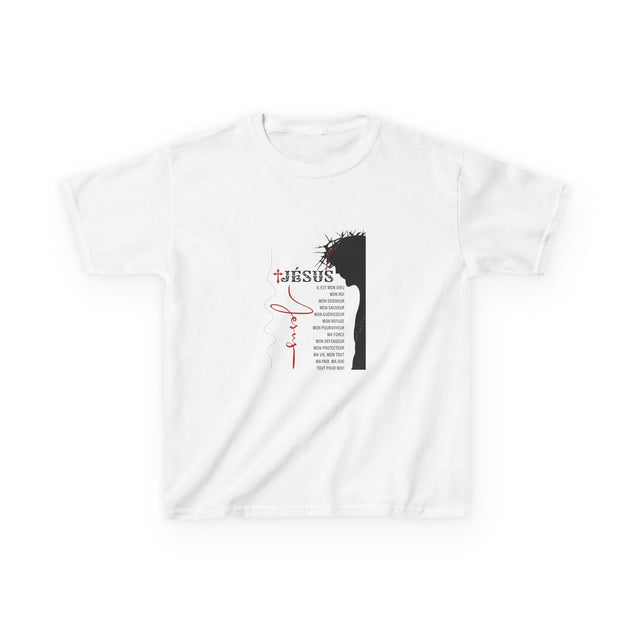 T-shirt blanc pour enfant avec une illustration noire de Jésus et des inscriptions religieuses.
