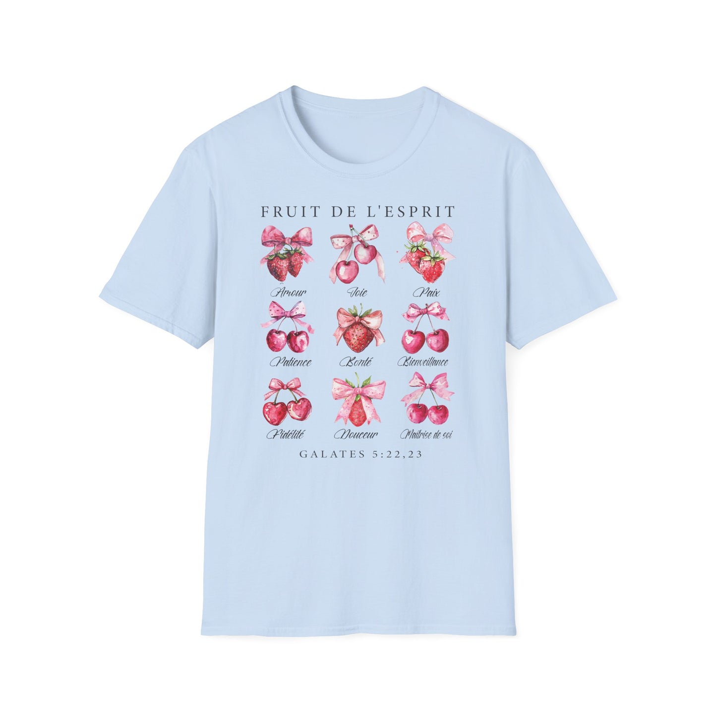 T-shirt bleu clair pour femme orné d'illustrations aquarelles de fruits et de rubans roses.