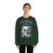 Une femme porte un sweatshirt vert foncé avec une illustration religieuse et le texte Il est ressuscité.