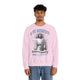 Un homme porte un sweatshirt rose pâle avec une illustration religieuse et le texte Il est ressuscité.