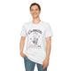 Un homme porte un t-shirt blanc avec une empreinte de main et un texte religieux en français.
