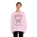 Une femme porte un sweat-shirt rose pâle orné d'un papillon et d'un verset biblique en français.